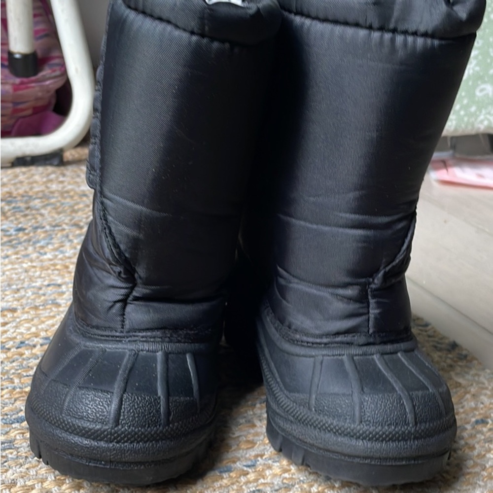 Toddler size 7 Snowboots